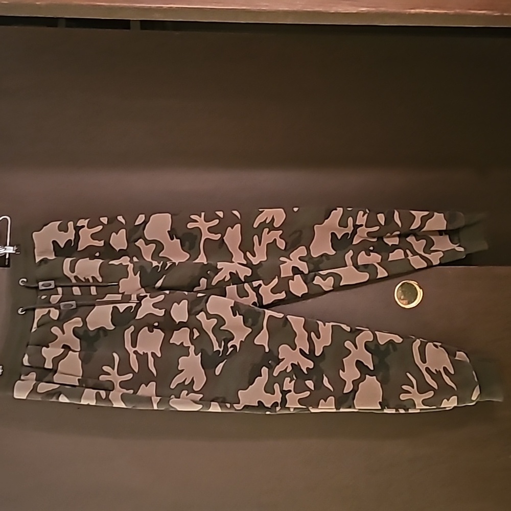 Sweatpants camo.